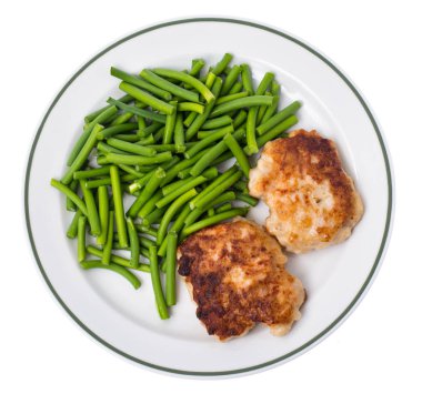 Fasulye ve et beyaz arka planda, üstten görünüm ile plaka