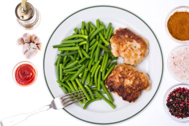 Fasulye ve et beyaz arka planda, üstten görünüm ile plaka