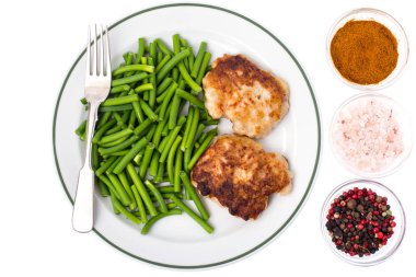 Fasulye ve et beyaz arka planda, üstten görünüm ile plaka