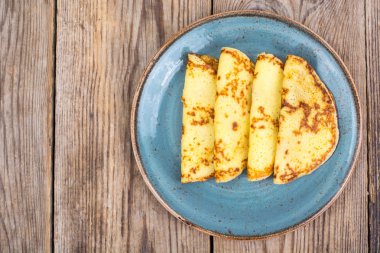 Ahşap masa günü kahvaltıda çikolata soslu krep dolması