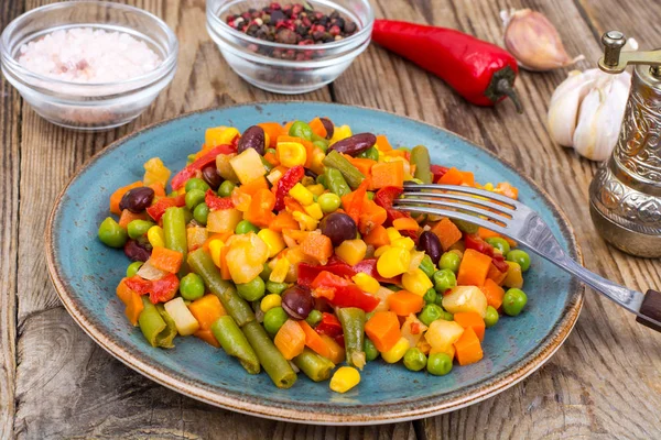 Mix zeleniny s červenými fazolemi a chili — Stock fotografie