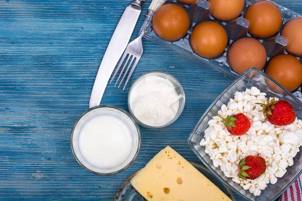 Mesa azul, servida con productos lácteos, vista superior — Foto de Stock