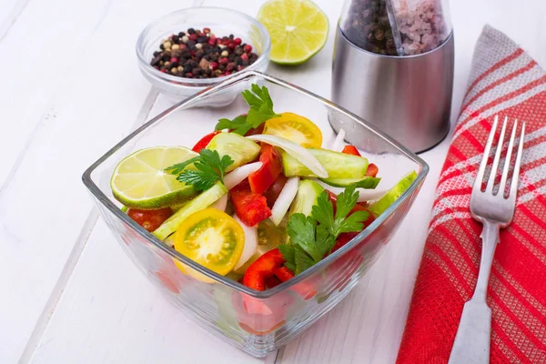 Dietary salad from tomatoes, cucumbers, white onions, lemon, oil — Stock Photo, Image