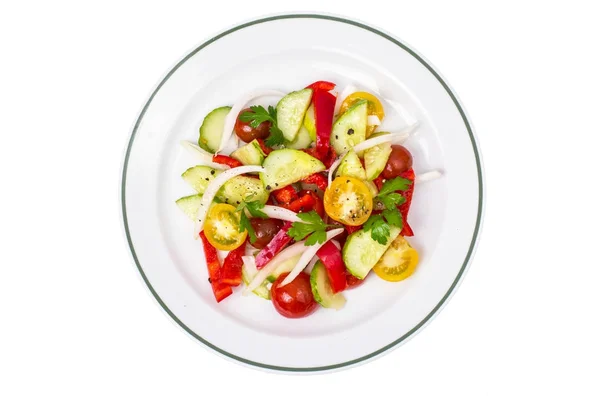 Белое блюдо со свежим овощным салатом — стоковое фото