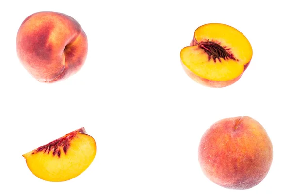 Смачний солодкий стиглий персик цілий і скибочки на білому — стокове фото