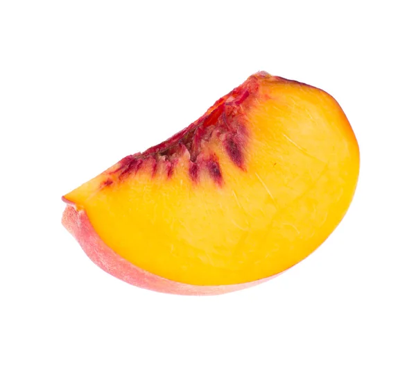 Skivad skivor av färsk mogen persika på vit bakgrund — Stockfoto