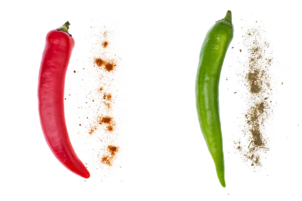 Papryczki chilli świeże na białym tle — Zdjęcie stockowe
