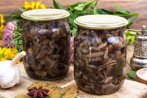 Ev yapımı kutu. Cam kavanoz turşu mantar ile