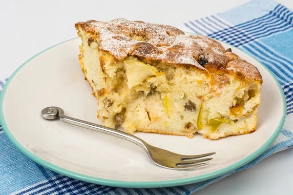 Шматочок смачного яблучного пирога з корицею — стокове фото