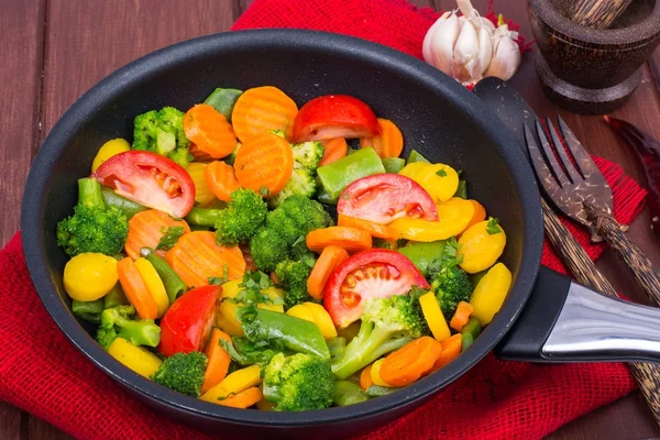 Zanahorias, brócoli, tomates en sartén. Menú vegetariano — Foto de Stock