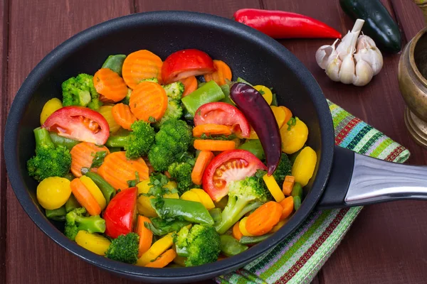 Cenouras, brócolis, tomates na frigideira. Menu vegetariano — Fotografia de Stock