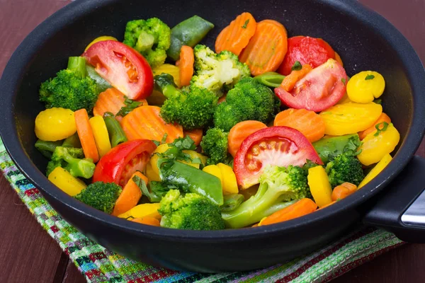 Wortelen, broccoli, tomaten in de koekenpan. Vegetarisch menu — Stockfoto