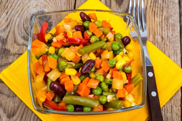 Plato de verduras con frijoles rojos en tazón de vidrio — Foto de Stock