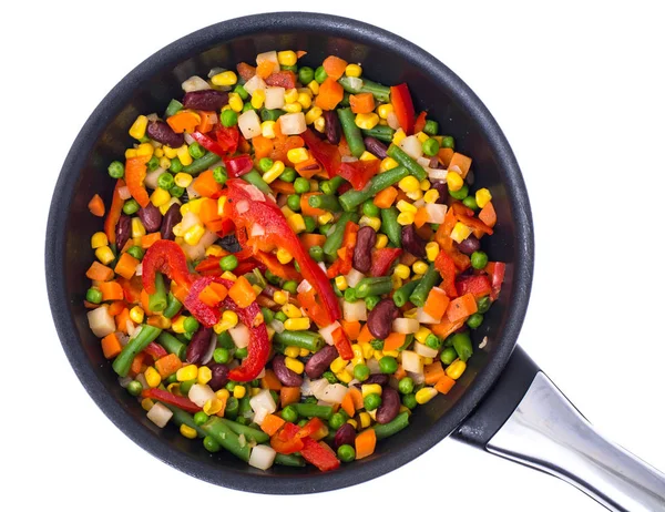 Verduras mezcladas con frijoles y maíz en sartén, vista superior, aisladas en blanco — Foto de Stock