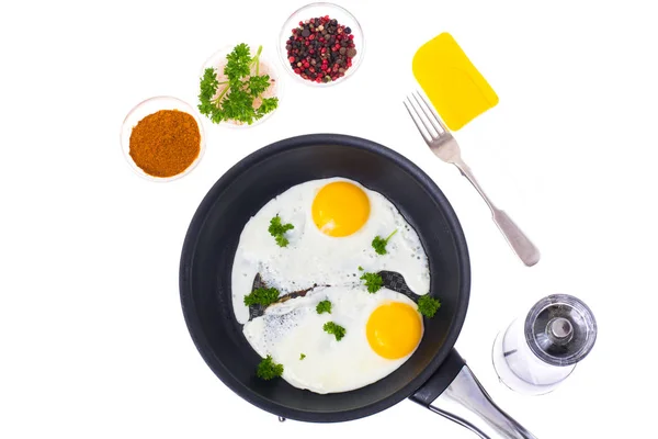 Две яичницы на сковородке с тефлоном — стоковое фото
