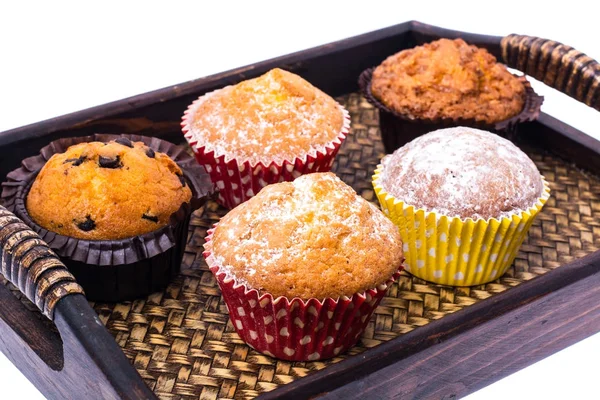 Doces cupcakes caseiros na bandeja de madeira, fundo branco — Fotografia de Stock