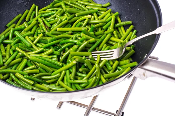 Fried pods of green beans in frying pan — Stock Photo, Image