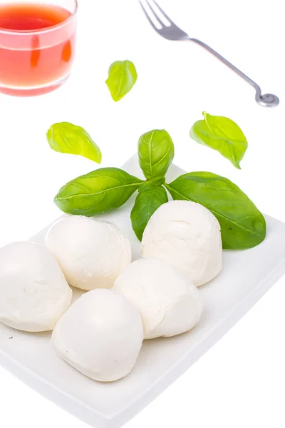 Mozzarella, bazylia i pomidorowy sok na białym tle — Zdjęcie stockowe