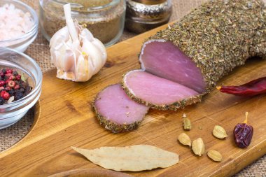 Ev yapımı tuzlu jambon, kurumuş otlar ve baharatlar