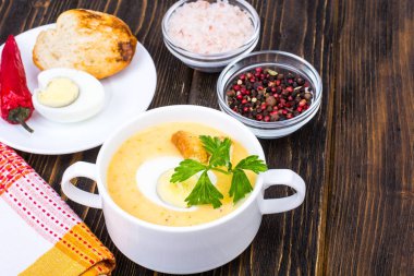 Sebze çorbası ile haşlanmış yumurta krem