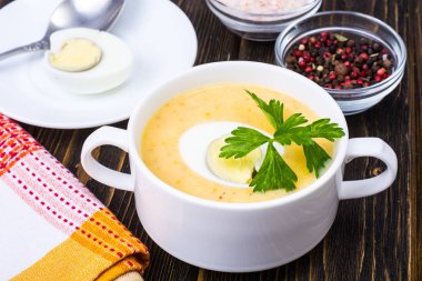 Sebze çorbası ile haşlanmış yumurta krem