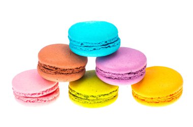 Beyaz arka plan üzerinde hassas enfes lezzetli renkli macaroons