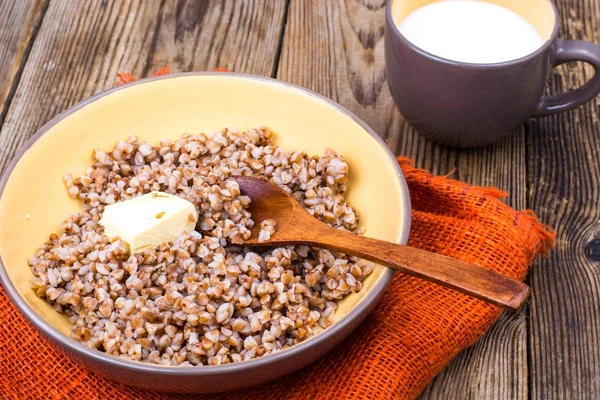 Deliciosas gachas de trigo sarraceno con mantequilla y leche — Foto de Stock