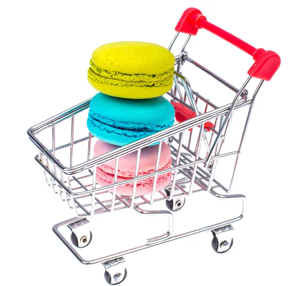 Macaroons i metall shopping korg — Stockfoto