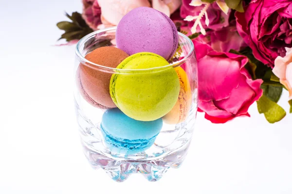 Délicieux délicieux macarons colorés sur fond blanc — Photo