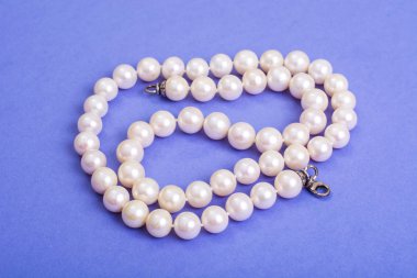 Güzel kadın inci boncuklar