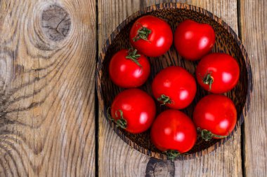 Ahşap masa küçük kırmızı domates