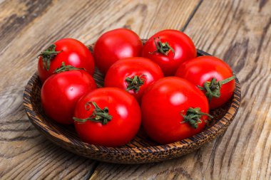 Ahşap masa küçük kırmızı domates