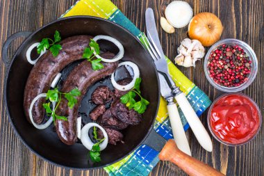 Sıcak kan sosisi soğan Pan ile