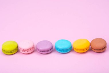 Pastel arka plan üzerinde küçük Fransızca macaroons