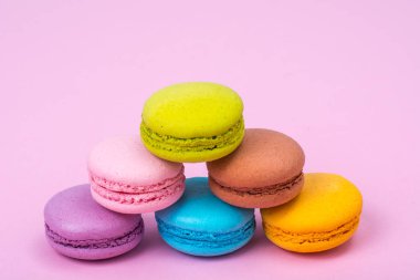 Pastel arka plan üzerinde küçük Fransızca macaroons