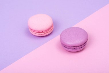 Pastel arka plan üzerinde küçük Fransızca macaroons