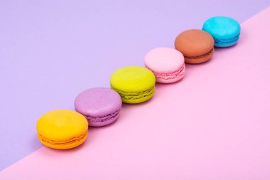 Pastel arka plan üzerinde küçük Fransızca macaroons