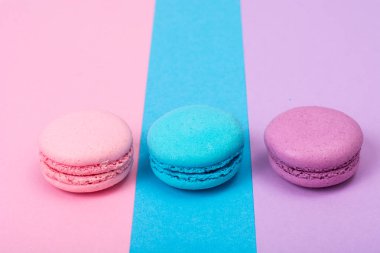 Pastel arka plan üzerinde küçük Fransızca macaroons