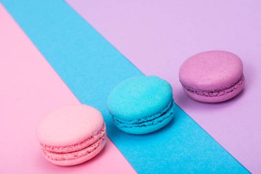 Pastel arka plan üzerinde küçük Fransızca macaroons
