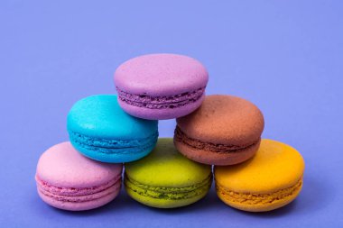 Pastel arka plan üzerinde küçük Fransızca macaroons