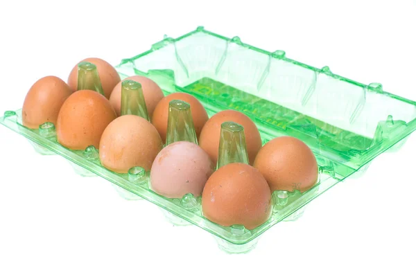 Plastikbehälter mit gefärbten Hühnereiern. — Stockfoto