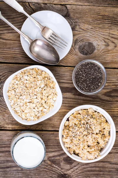 Copos de avena en tazón blanco para cocinar — Foto de Stock