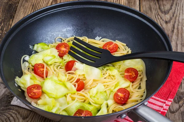 Sartén wok con espaguetis con verduras — Foto de Stock