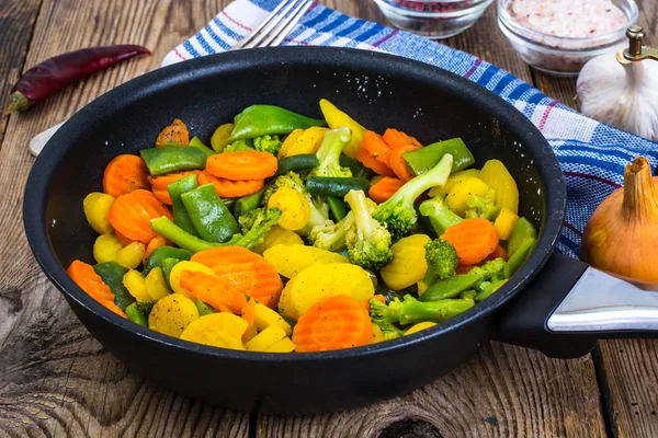Морковь красная и желтая, брокколи, фасоль в сковороде — стоковое фото