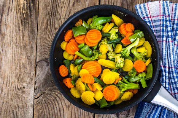 Zanahorias rojas y amarillas, brócoli, frijoles en sartén — Foto de Stock