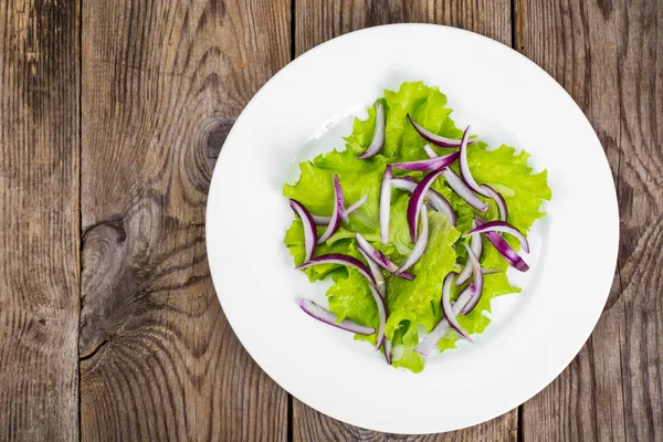 Green leaf lettuce with red onion — Stock Photo, Image