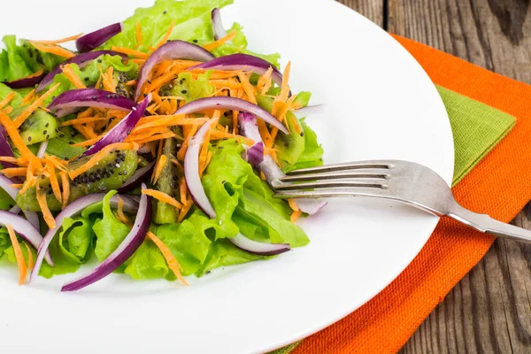 Chia olajos magvak és a Kiwi zöld vegetáriánus saláta — Stock Fotó