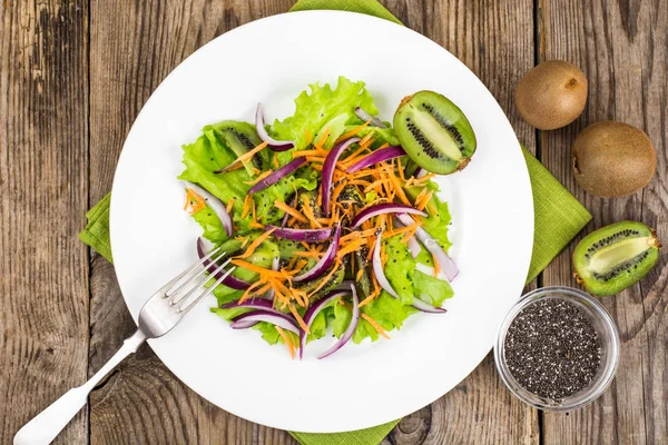 Grüner vegetarischer Salat mit Kiwi und Chiasamen — Stockfoto