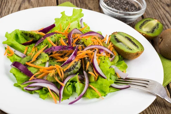 Grüner vegetarischer Salat mit Kiwi und Chiasamen — Stockfoto