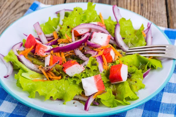 Deliziosa insalata di verdure con bastoncini di granchio — Foto Stock